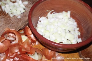 After selecting a dozen onions for the receipt (recipe), "To make an Onion Soup", then pare them in slices and cut them indifferent small.