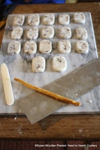 Directly after each ball has been made for the receipt (recipe) "Past of Burage: Mrs Whiteheads" then roule it.