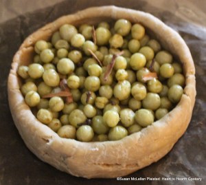 After the gooseberries have been put into the coffin for the receipt (recipe) "To bake preserved Gooseberries in pies" put cloves on with some cinnamon.
