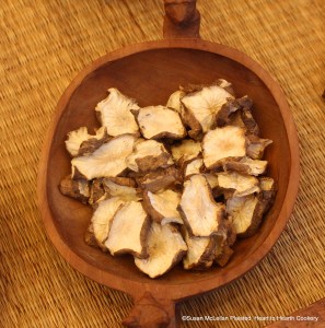 After the sunchoke tubers were dug out of the ground before the new plant emerges for the receipt (recipe) Sunchoke bread, each tuber was sliced in thick slices and dried in the sun.