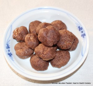 This receipt (recipe) Chocolate Puffs consists of three ingredients - a grated chocolate cake from my metate processed from roasted, fermented cacao beans, sugar and one egg white whisked to a very high froth.