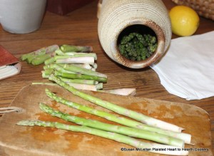 The first step to prepare the receipt (recipe) To preserve Asparagus is to cut off those Parts of the Asparagus that are not eatable.  I actually was using my salt-glazed vessel to determine the amount to cut off to fit inside.